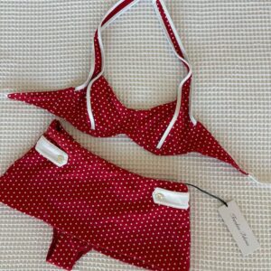 Sabrina - บิกินี่ลายจุดสีแดง เสื้อมีระบายลูกไม้ กางเกงเอวสูง