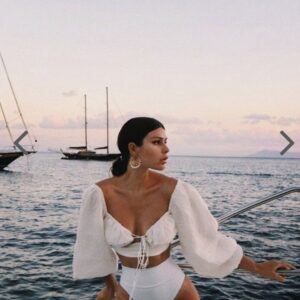 Willa - วันพีซสีขาวคอวีลึก แขนเสื้อพองยาวผูกโบว์หน้าท้อง