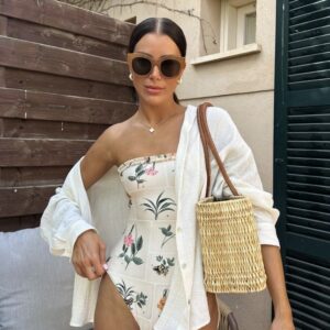 Xenia - บิกินี่เกาะอกสีขาวลายดอกไม้ พร้อมเสื้อคลุมบางเบาเข้าชุด