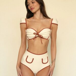 Thalia - บิกินี่สีขาว-น้ำตาลอ่อน เสริมลูกเล่นด้วยดีเทลผูกโบว์หน้าอก